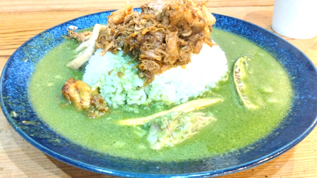 ジャパニーズスパイスカリーワッカのネオグリーンカレー＆無水チキンのあいがけ