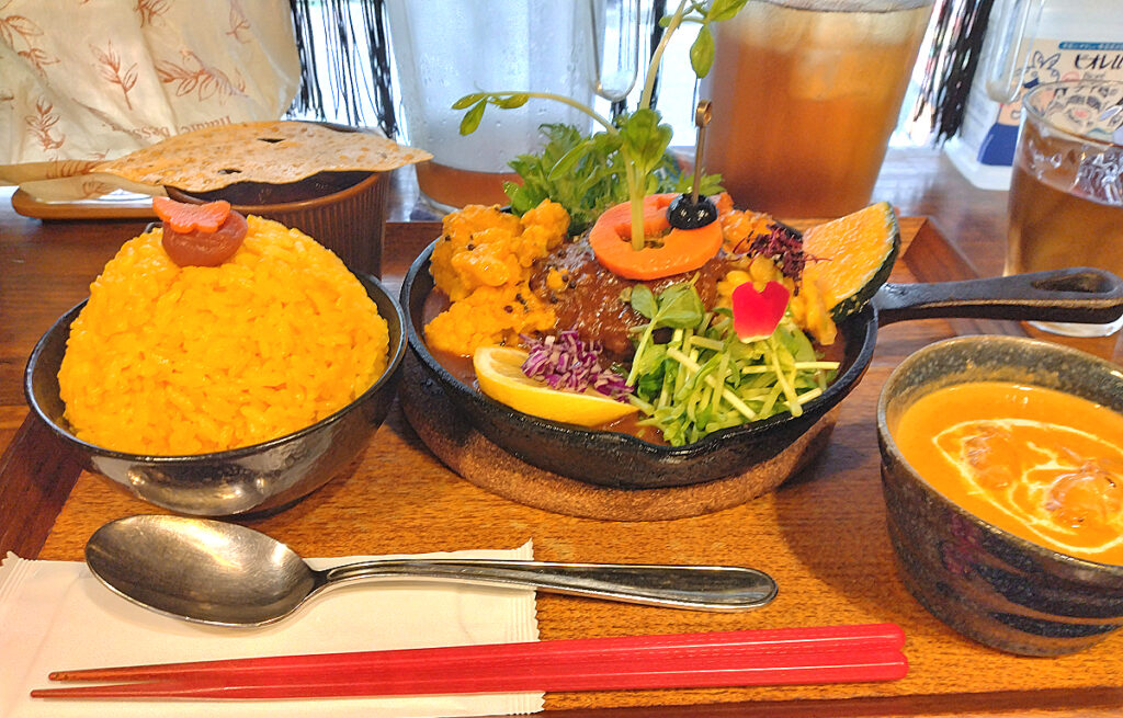 煮込みハンバーグカレーと海の幸カレー