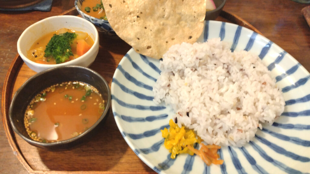 月と亀のチキンカレー定食