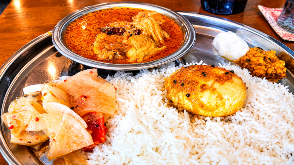 Spice Bar モンカリーのチキンカレーとたまごのアチャール