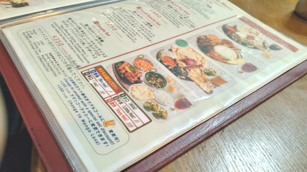 「アムリタ インドスパイスカレーとナンと」の店内に掲示されているランチメニュー表