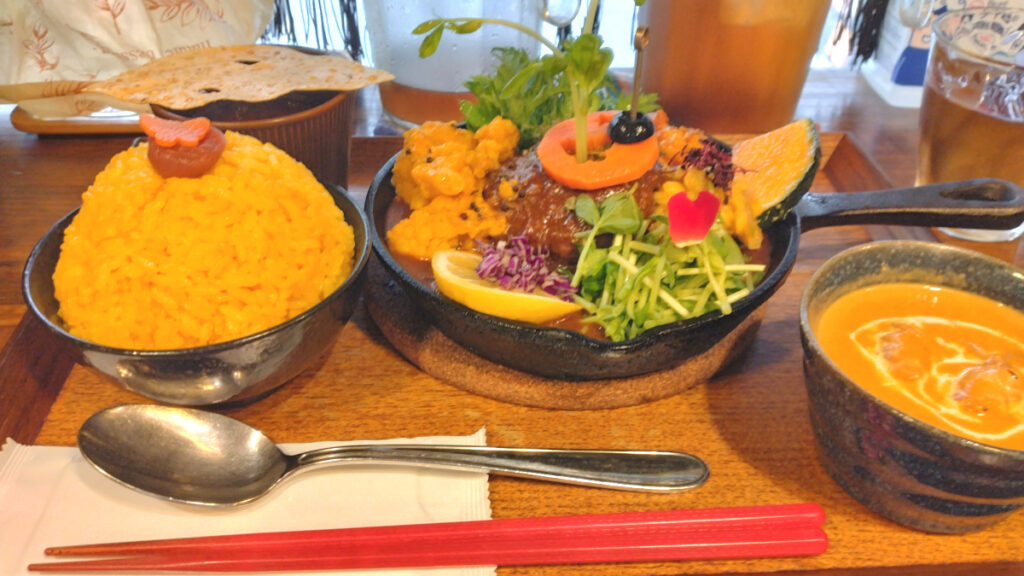 カウンター食べれるタケウチのハンバーグカレー膳