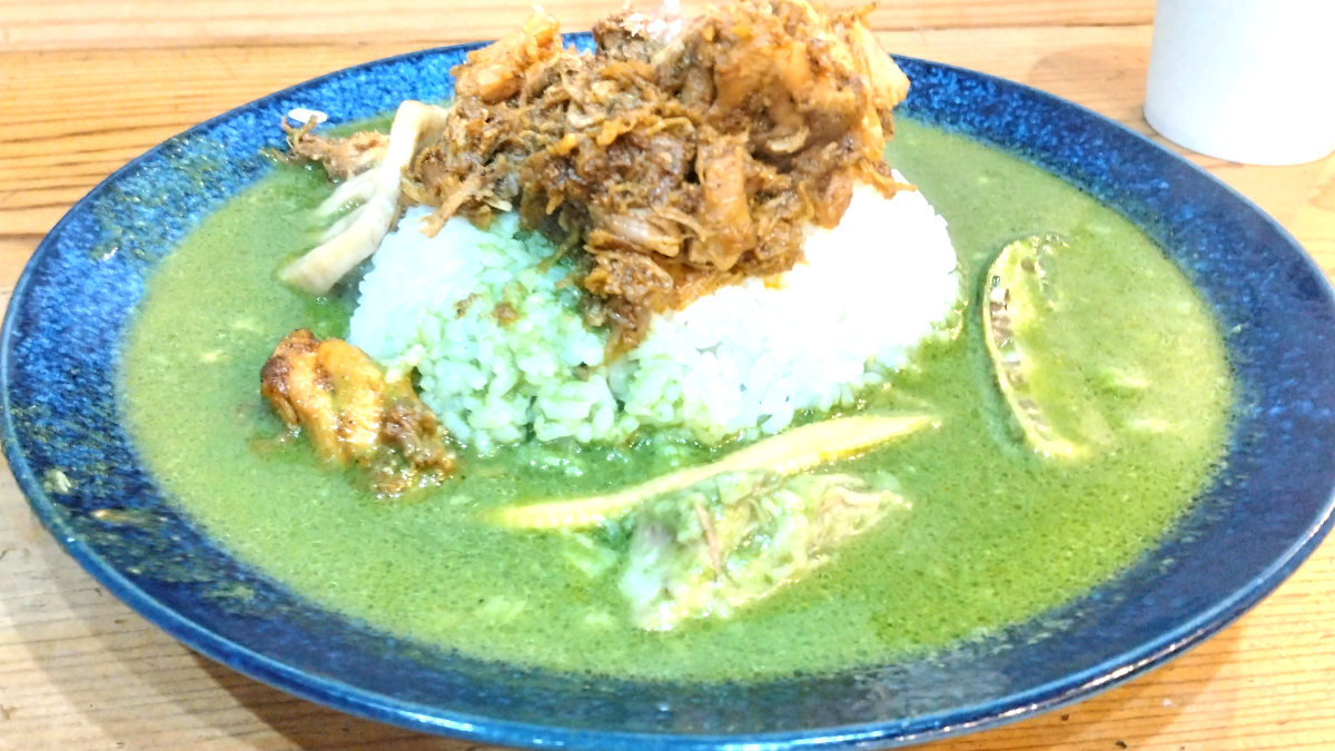 ジャパニーズスパイスカリーワッカのネオグリーンカレー＆無水チキンのあいがけ