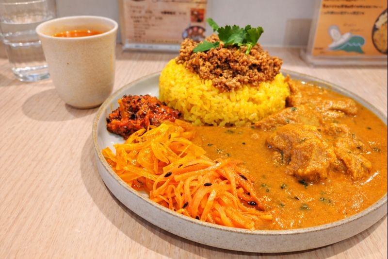 キーマチキンカレーのワンプレートと食前スープ（副菜3種類・秋葉原スパイスパレット）