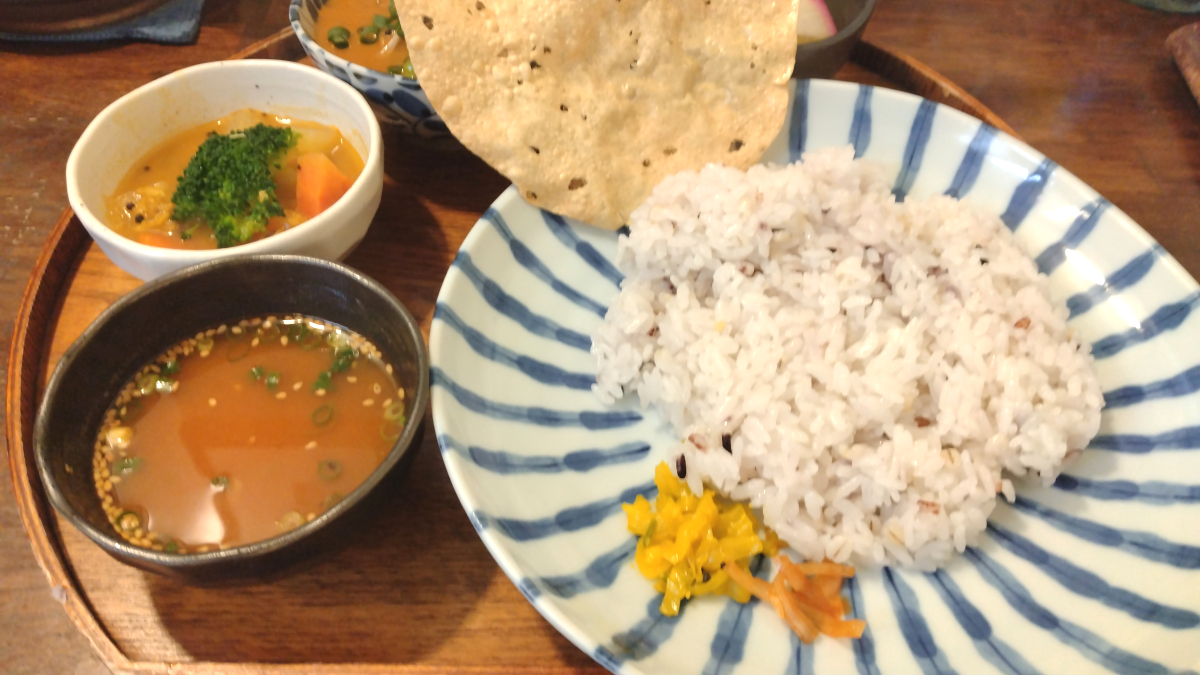 月と亀のチキンカレー定食