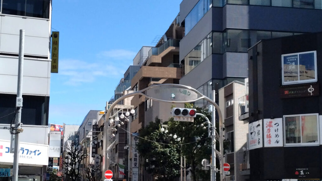 神保町の古書店街・すずらん通りの街並み
