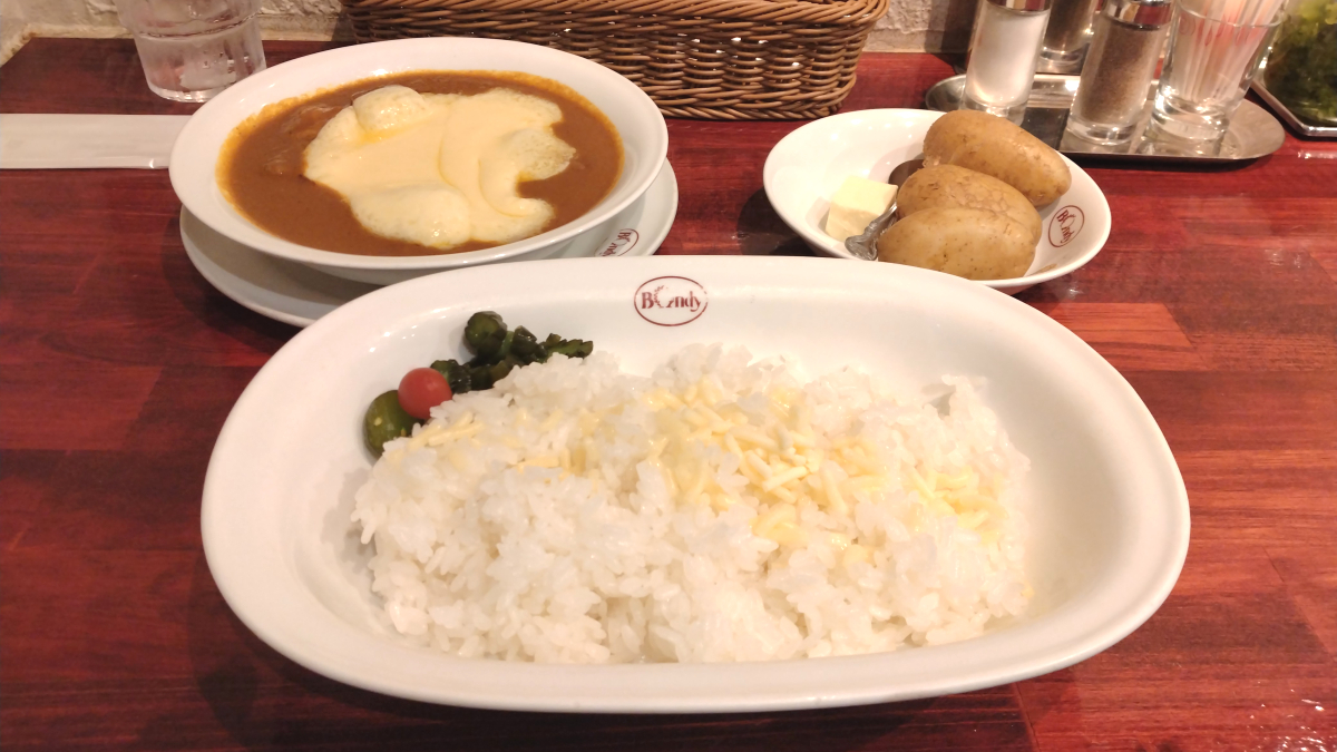 ボンディ神保町本店のビーフカレー（チーズトッピング）