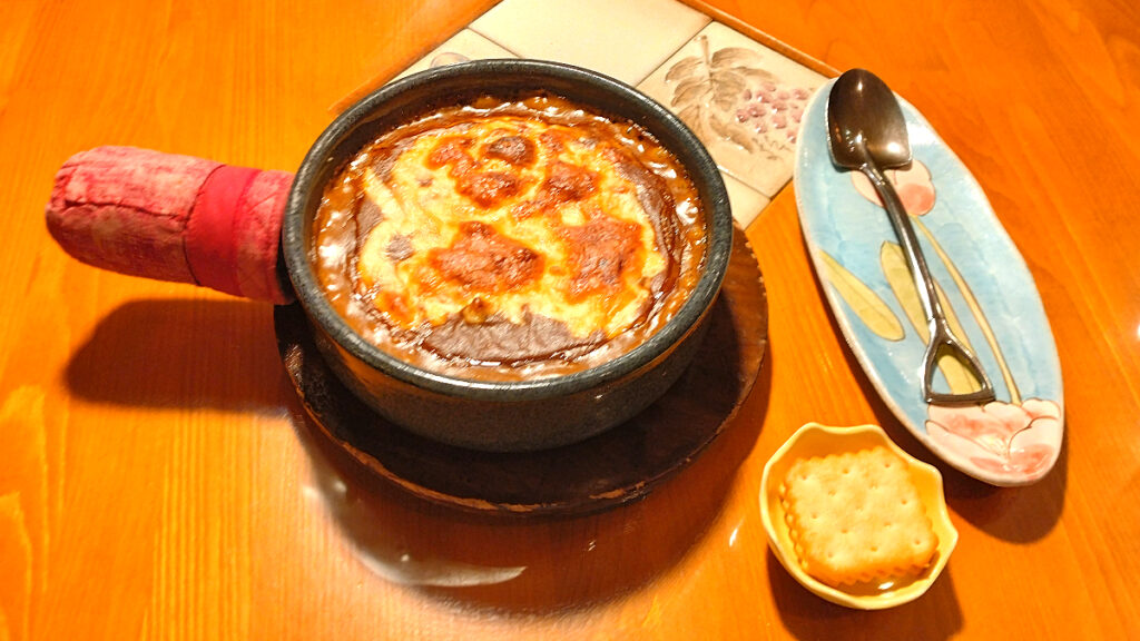 3丁目のカレー屋さん 焼きチーズビーフカレー 熱々の鉄鍋で提供される人気メニュー