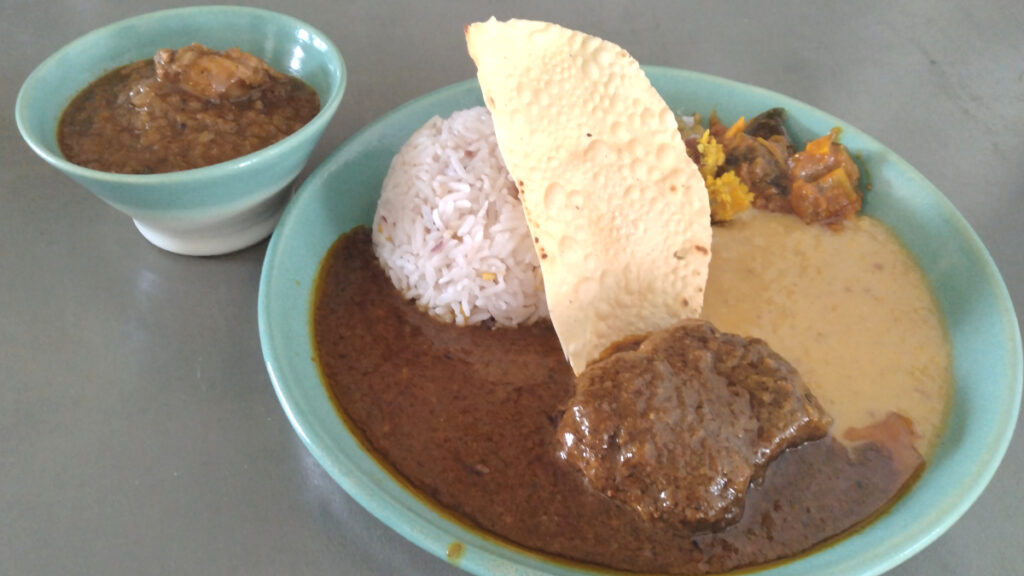 spice curry mokuromi(モクロミ)のポークビンダルーとペッパーチキンの2種盛り