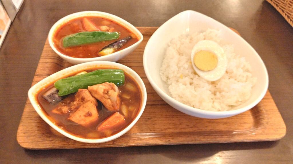 スープカレー屋 鴻（オオドリー）神田駿河台店の赤黒2種のスープカレー チキン（骨なし）