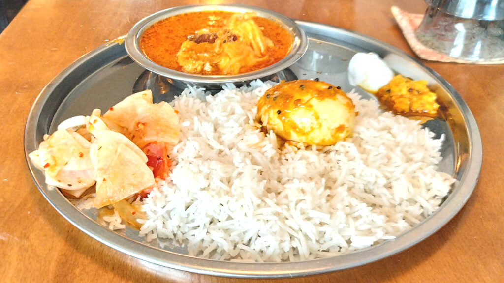Spice Bar モンカリーのチキンカレーとたまごのアチャールと大根の副菜