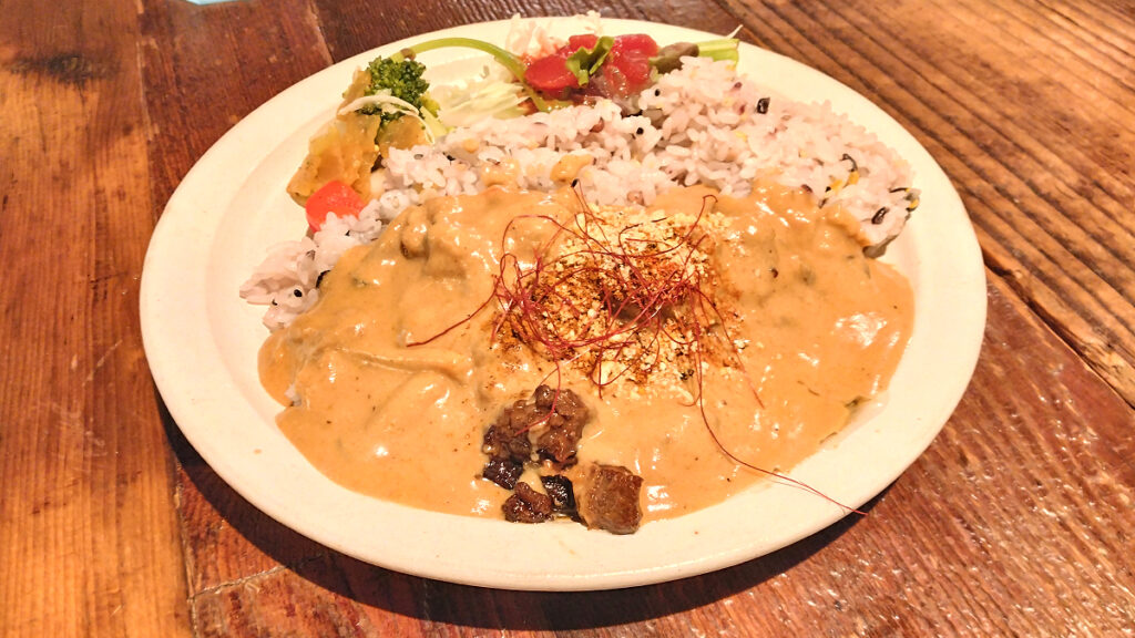 「CURRY BAR CAFE 三月の水」の無水ココナッツ和牛牛すじカレー