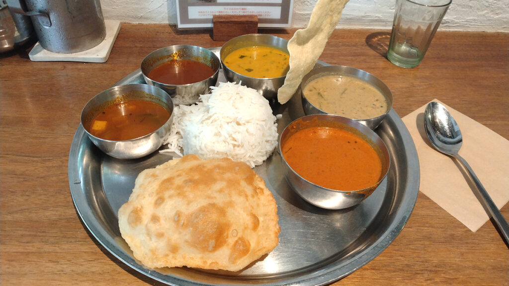 三燈舎のランチ三種カレーとパトゥーラ｜小川町の南インドカレー